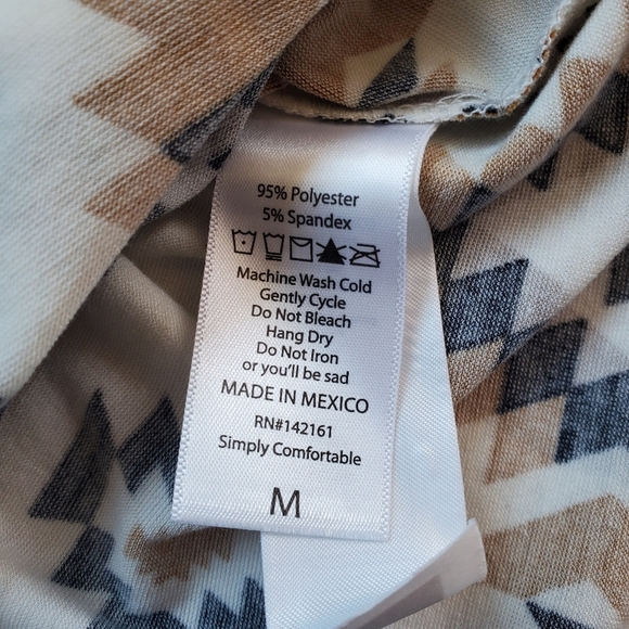 Lularoe Geometric Patterned Curved Hem Top Size Med - Picture 4 of 7